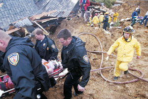 오후 진흙더미가 무너져내려 마을을 덮친 벤추라카운티 라콘치타에서 구조대원들이 한 부상자를 들것으로 옮기고 있다